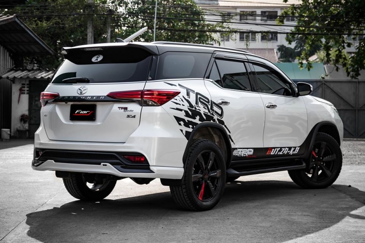 ชุดแต่ง ชุดแต่ง Fortuner 2015-2020 TRD รุ่น FD-Xตัดเทาดำ