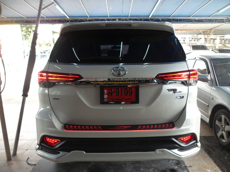 ชุดแต่ง ชุดแต่ง Fortuner 2015-2020 กันรอยกันชนท้ายแบบมีไฟ
