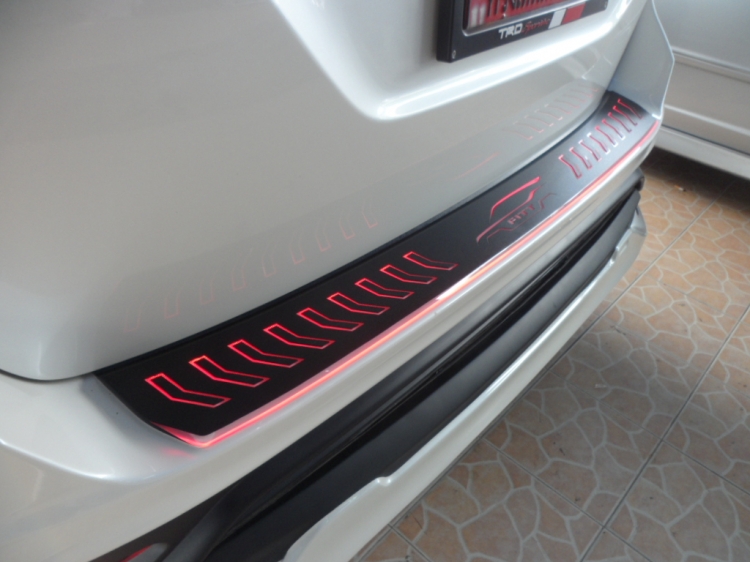 ชุดแต่ง ชุดแต่ง Fortuner 2015-2020 กันรอยกันชนท้ายแบบมีไฟ